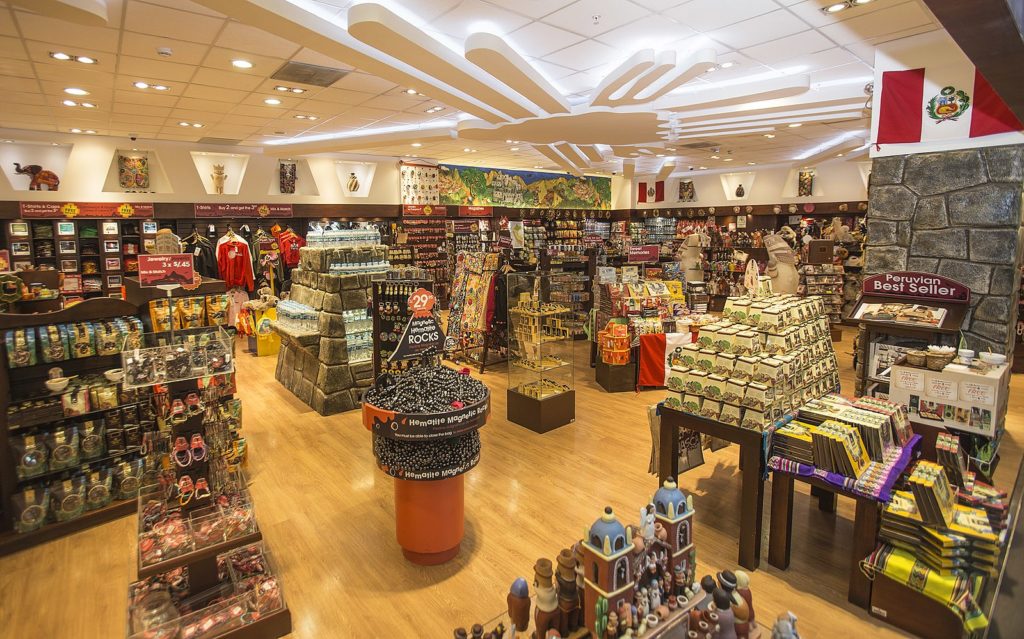 1600px-Britt_Shop_Perú,_Aeropuerto_Jorge_Chávez_en_Lima